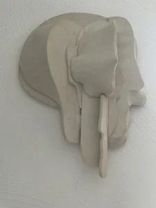 Relief von Mechtild Gerhards “Köpfe“, Leinen /Holz, 45x45 cm