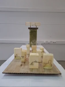 Installation von Mechtild Gerhards “Stadt“, Pergamentpapier, Pappe, Wachs, gespannte Fäden