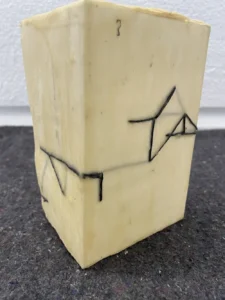 Kästchen von Mechtild Gerhards “Haus I“, Pergamentpapier, Wachs, gespannte Fäden,12x20 cm