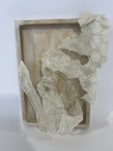 Relief von Mechtild Gerhards“Abgeworfene Hülle“, Holz, Draht, Leinen/Wachs,20x30 cm,