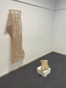 Installation von Mechtild Gerhards “Hülle und Kokon“, Drahtgeflecht, Fleecegewebe, Wachs